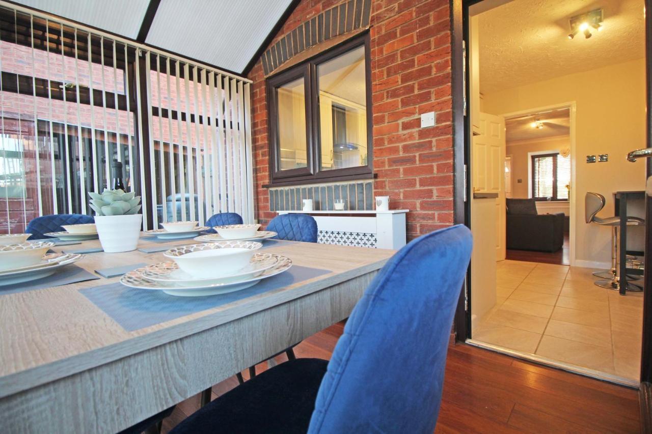 The Barwoods - Modern Spacious Home In Chester - Parking Exterior foto
